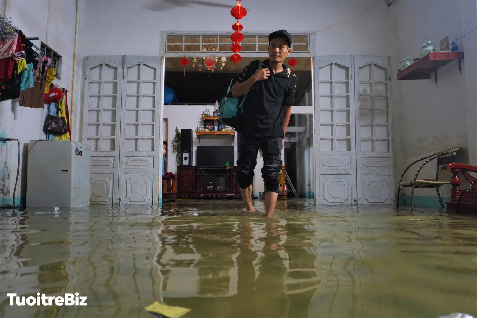 Người dân “rốn ngập” Đà Nẵng dựng đê ngăn nước, đưa con đi tránh nạn